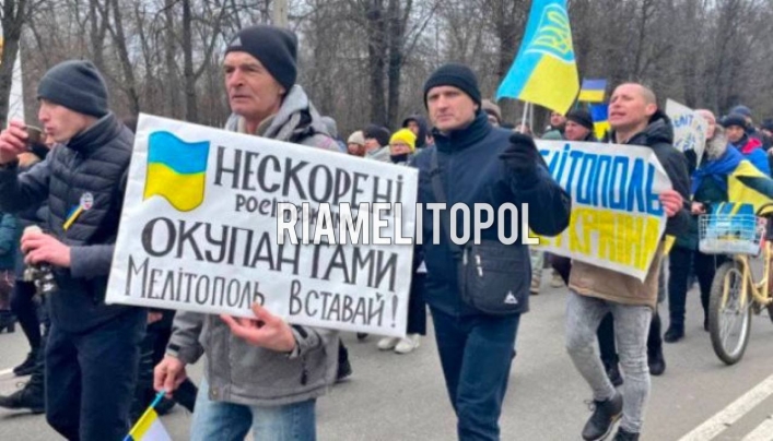 Во время маршей протеста, когда колонна шла по улицам города с флагами Украины, 4