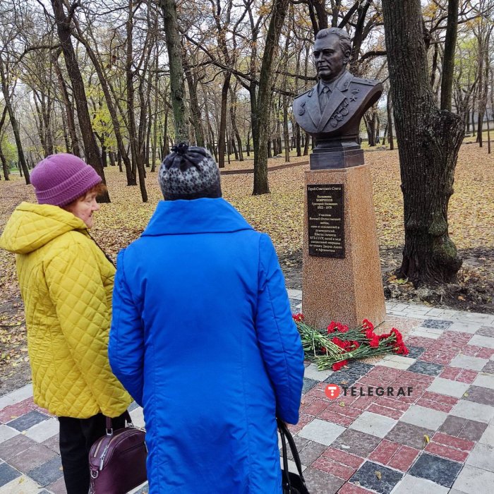 В Мелитополе возле памятника полковнику КГБ засветились 