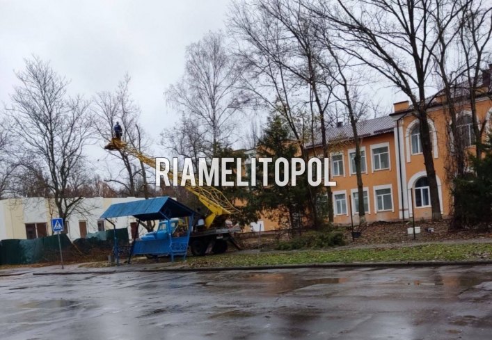 Уже которую неделю во временно оккупированном Мелитополе по улице Ивана Алексеева идет возня в здании лицея №10 2