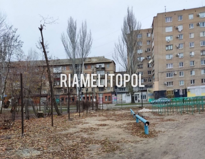 Уже которую неделю во временно оккупированном Мелитополе по улице Ивана Алексеева идет возня в здании лицея №10 3