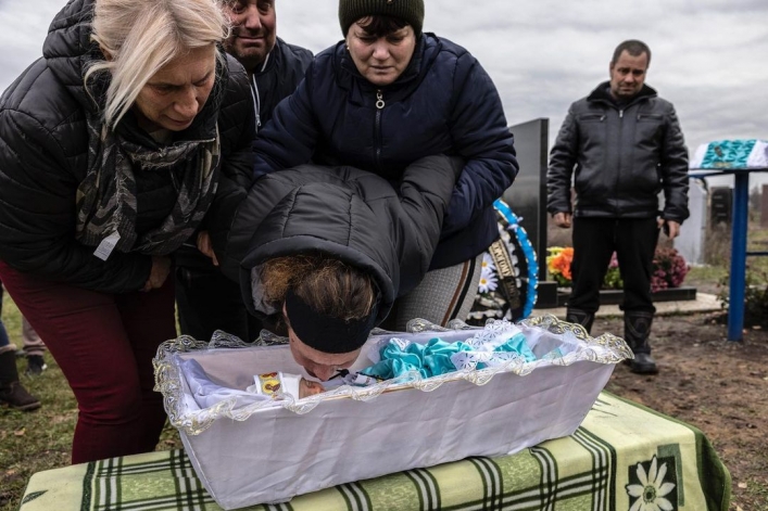 У Вільнянську попрощалися з новонародженим, який загинув через російську ракету 