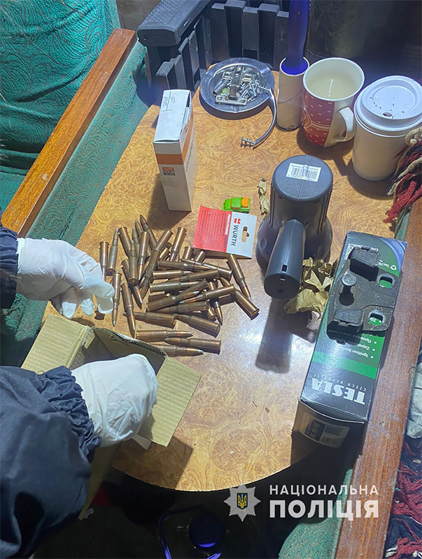 Автоматы, гранаты, наркотики: в Запорожье разоблачили 