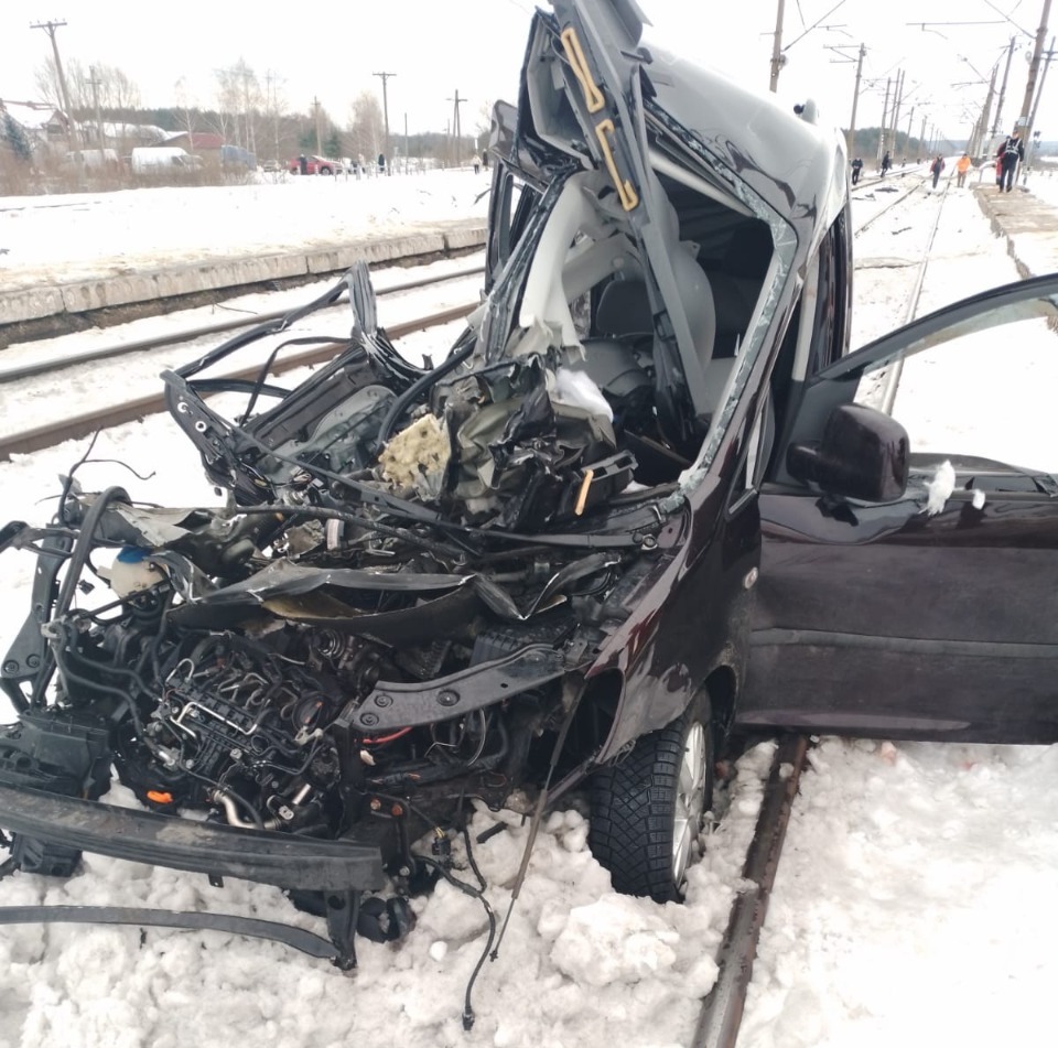 Во Львовской области в результате столкновения поезда с легковушкой погибли водитель и его 8-летняя дочь. Полицейские устанавливают все обстоятельства аварии.