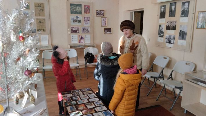 У Мелітопольському районі колаборанти виманювали у дітей раритети (фото)