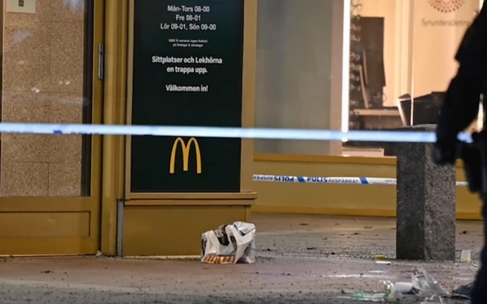 Вперемешку с предновогодними фейерверками в Стокгольме раздались выстрелы: есть раненые (видео)