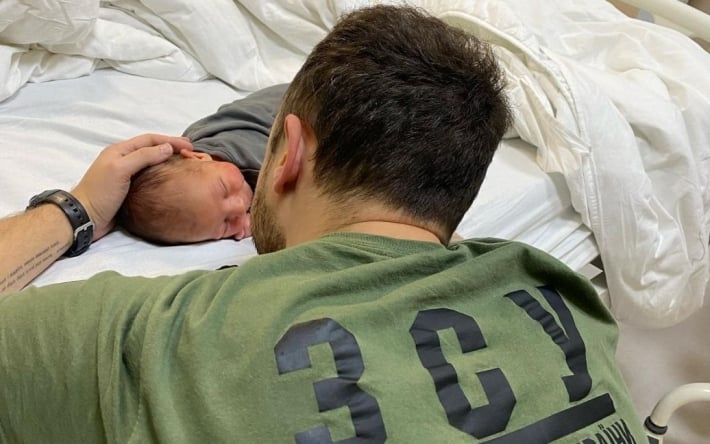 Украинский военный записал трогательную колыбельную для новорожденного сына: малыш спал на папиной гитаре (видео)