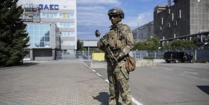 Российские оккупанты продолжают свозить свой персонал на ЗАЭС