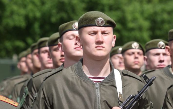 В Беларуси на автовокзале призывают мужчин явиться в военкомат