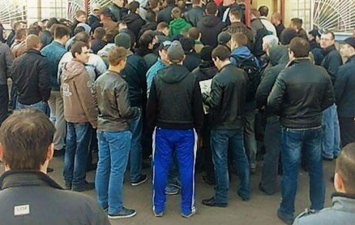 В Мелитополе перед комендатурой оккупантов уже стоят очереди за спецпропусками (видео)