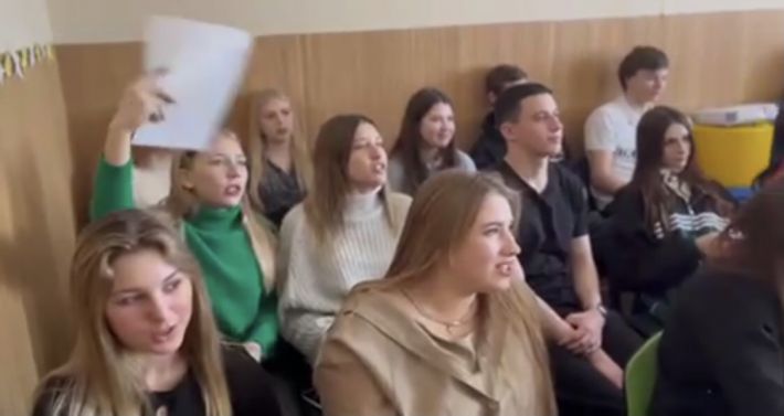 С песней по жизни - рашисты показали, как мелитопольские студенты начинают учебный день (видео)