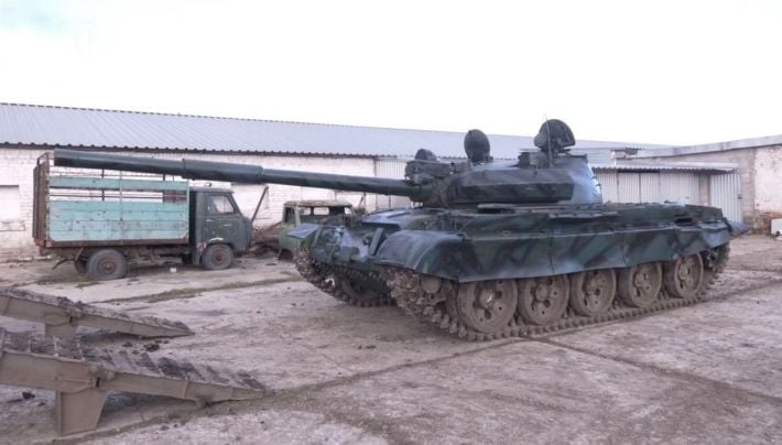 Херсонские фермеры отреставрировали вражеский танк и передали его запорожским защитникам (видео)