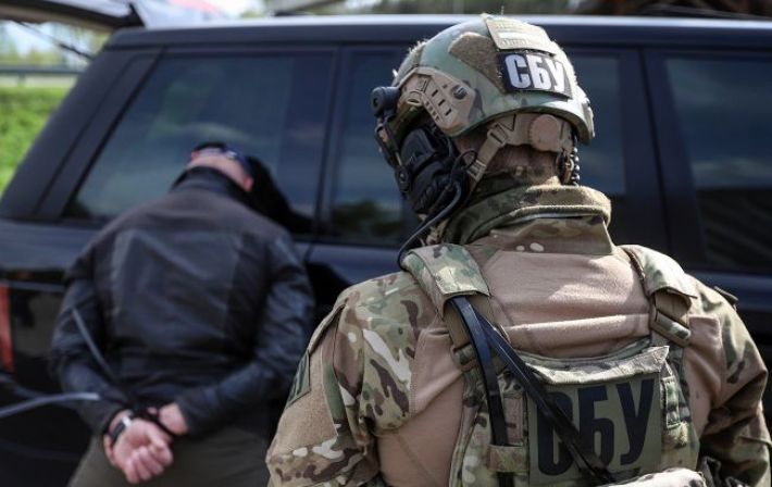 СБУ задержала предателя, помогавшего врагу строить блокпосты в Харьковской области