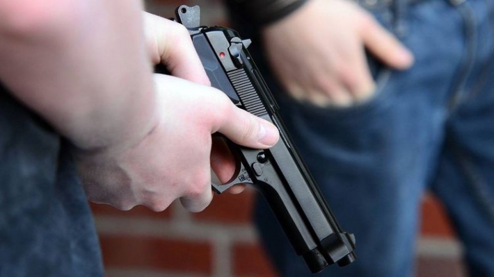 В Запорожье бывший правоохранитель "торговал" разрешениями на оружие