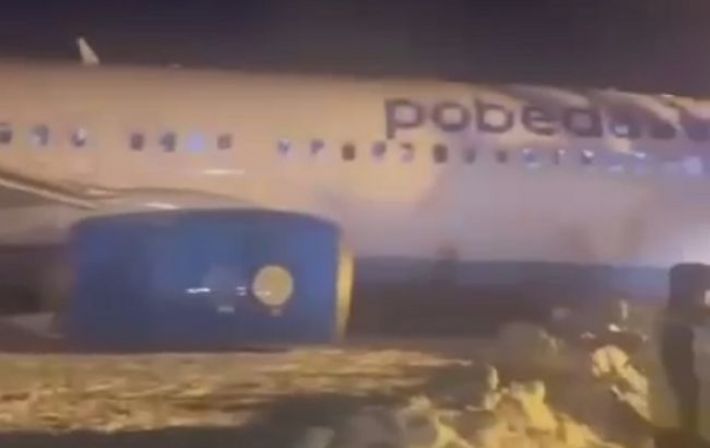В российской Перми самолет завяз в сугробах (видео)