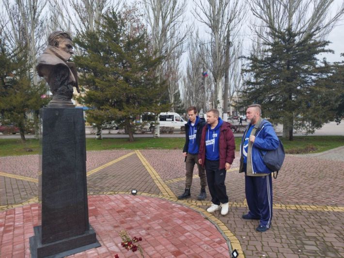 В Мелитополе коллаборанты "молятся" на памятники палачам Украины (фото)