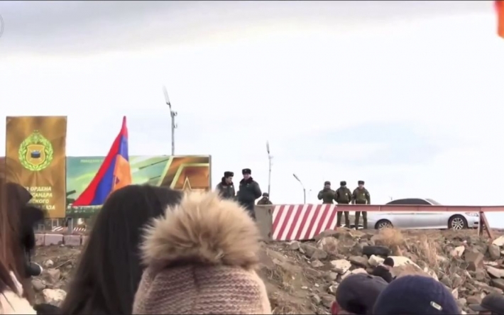 "Прощай, немытая Россия": в Армении протестующие пришли к российской военной базе (видео)