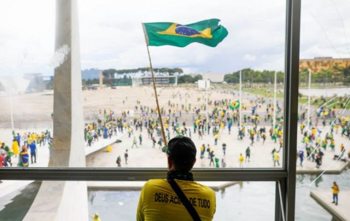 В Бразилии сторонники экс-президента Болсонара ворвались в парламент