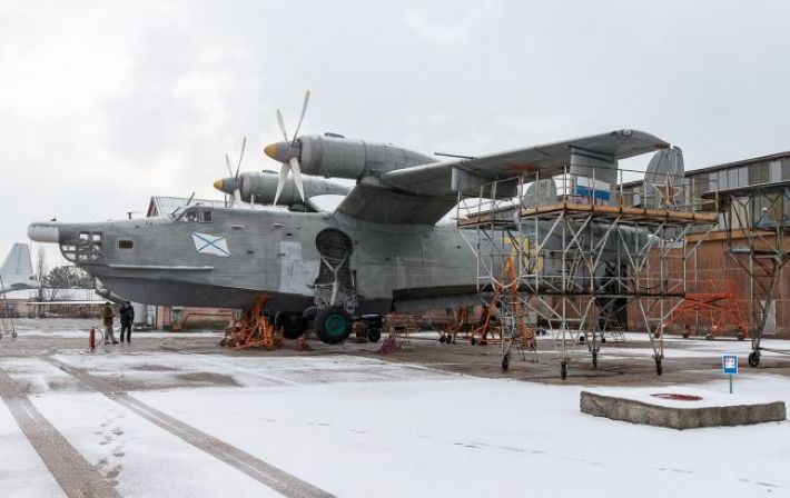 Россия хочет "продать" авиационный ремонтный завод в оккупированной Евпатории