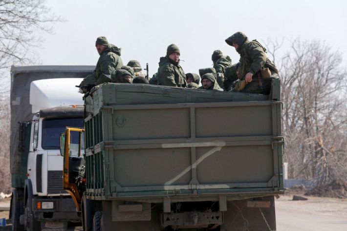 В Мелитопольском районе водитель военного КАМАЗа снес магазин и скрылся с места ДТП