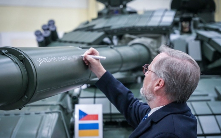 Чехія передає Україні танки Т-72: прем'єр-міністр особисто підписав один із них