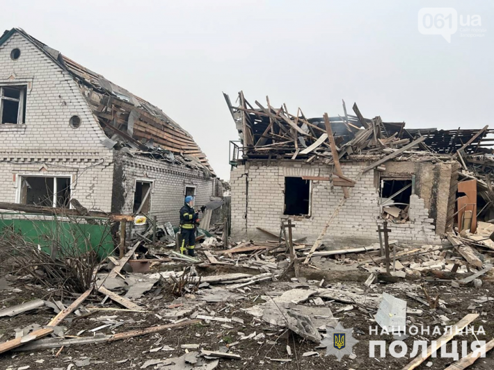 Запорожские коммунальщики отремонтировали разрушенные от вражеских ракет дома (фото)