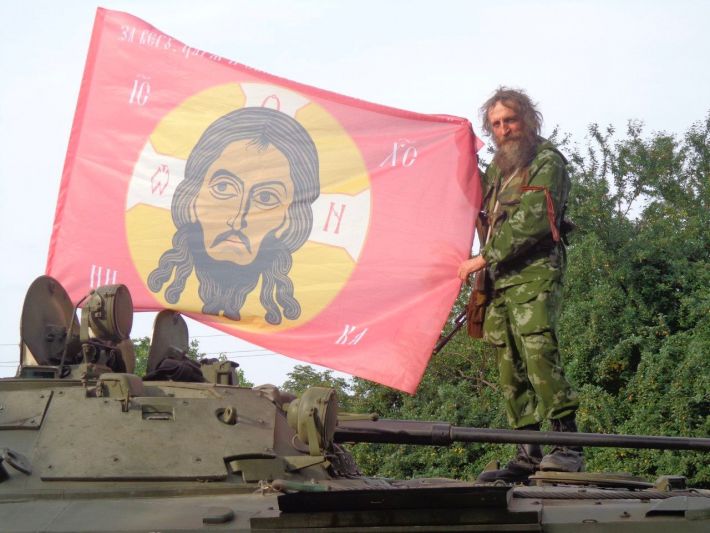 В Мелитополе появились российские военные с портретом Сталина на шевронах и флагом с Иисусом Христом (фото)