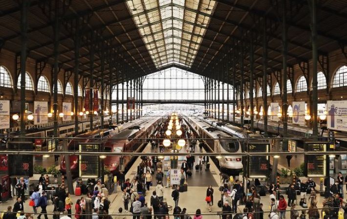 На вокзале Парижа неизвестный напал на прохожих с ножом: много пострадавших