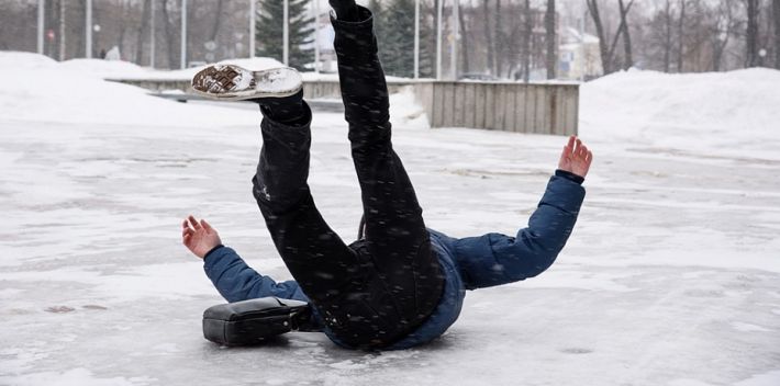 Топ-6 дієвих порад, які допоможуть не впасти на льоду та зменшити ризик травм