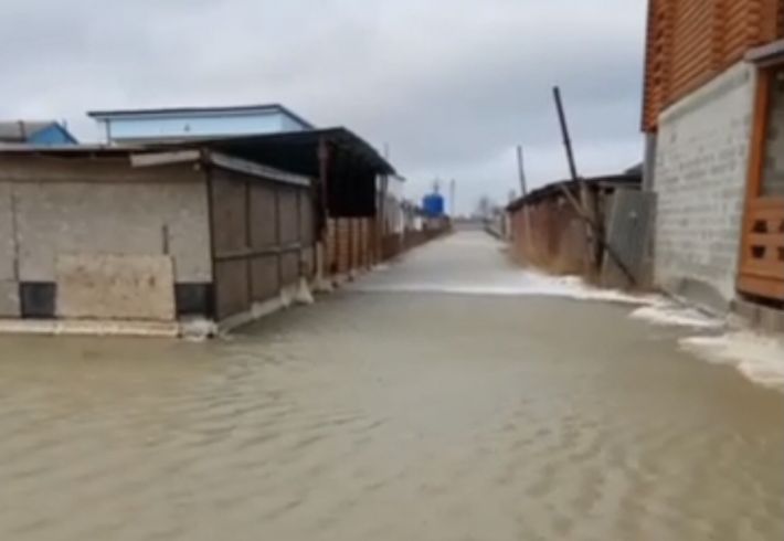 В Кирилловке Азовское море соединилось с лиманом - базы отдыха затоплены (видео)