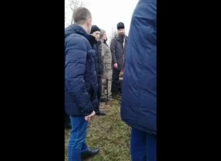 В России священнык на похоронах 