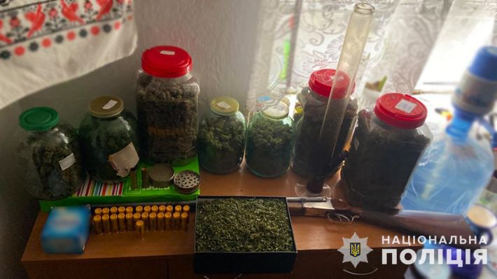 В Запорожье у мужчины нашли марихуану на 700 тыс. грн. (фото)