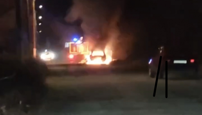 В Бердянске горит автомобиль гауляйтера (фото/видео)