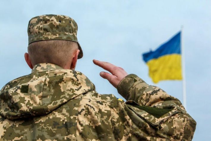 Кого могут исключить из воинского учета во время мобилизации в Украине и даст ли это право на пересечение границы: разъяснение