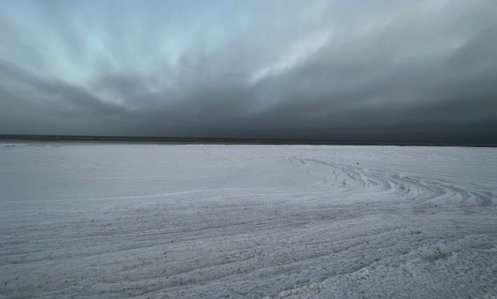 Завораживающее зрелище: в Кирилловке замерзло Азовское море (фото)
