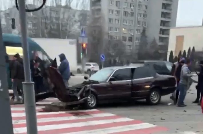 В Запорожье произошла серьезная  авария (фото, видео)