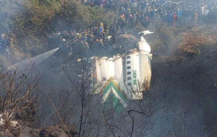 В Непале разбился пассажирский самолет с 72 людьми на борту, все они погибли (фото, видео)