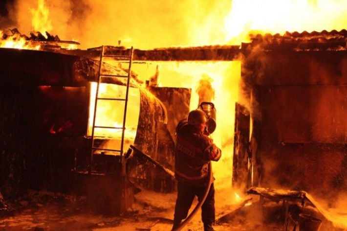 У Запорізькій області російський снаряд влучив у житловий будинок – почалася пожежа