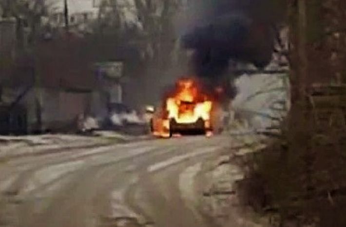 У Пологах Запорізької області раптово спалахнув автомобіль окупантів (відео)