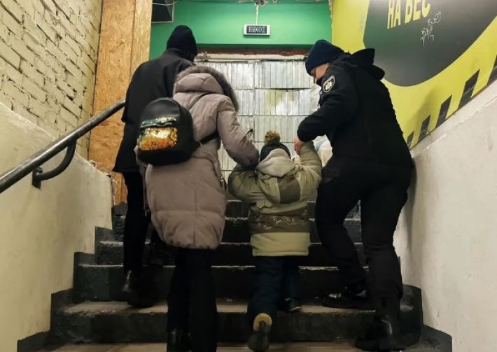 В Запорожье женщина с двумя детьми жила в бомбоубежище более 2 месяцев (фото)