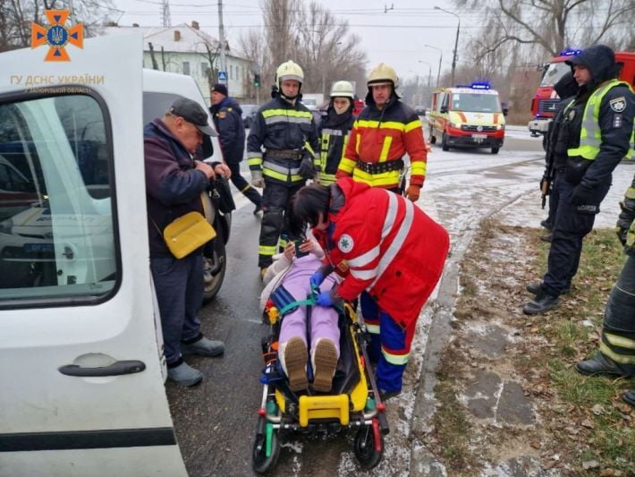 В Запорожье после серьезного ДТП из авто вырезали пассажирку (фото)
