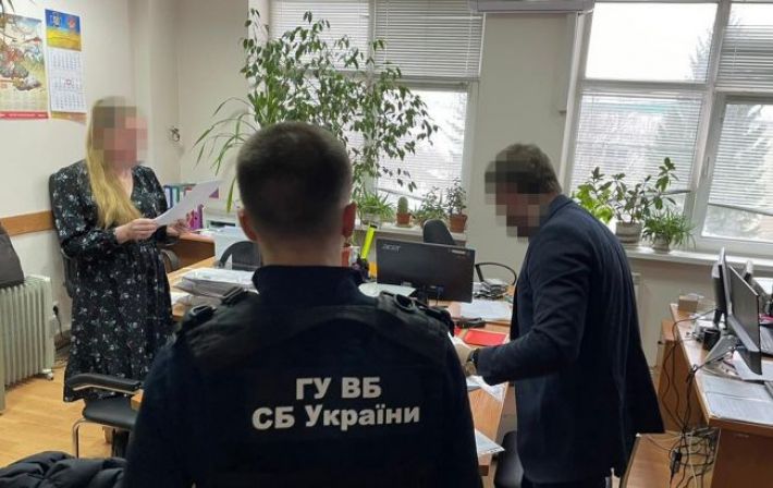 Призывала к капитуляции и оправдывала российскую агрессию: сотрудница СБУ получила подозрение