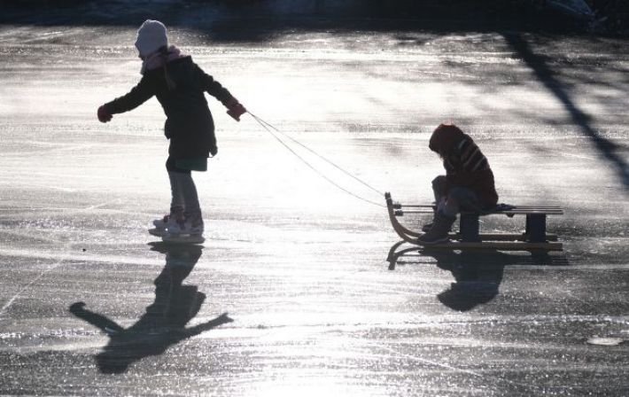 В Киевской области четверо детей провалились под лед: одна девочка погибла