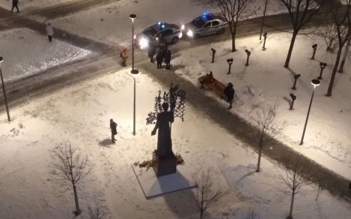 У памятника Леси Украинке в Москве, где возник стихийный мемориал жертвам ракетных обстрелов Днепра, начали задерживать людей