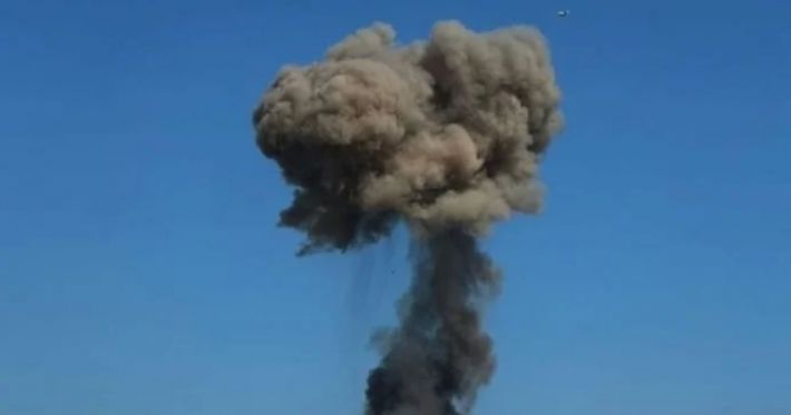 В Михайловке с утра мощные взрывы – похоже на детонацию БК (видео)