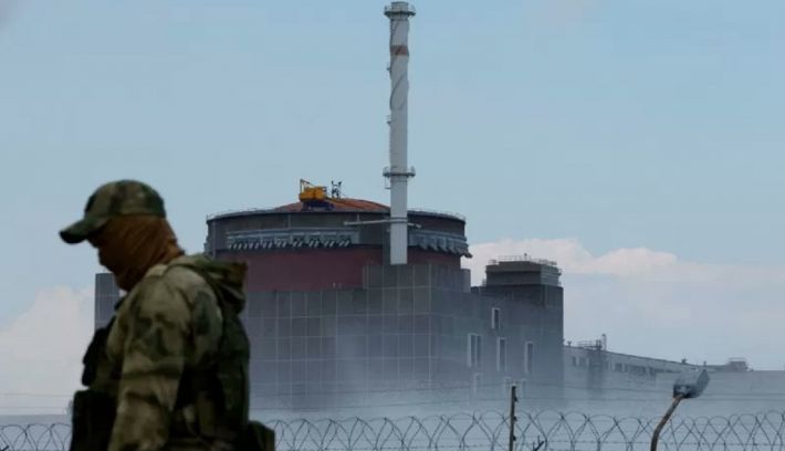 Российские захватчики возводят укрепления вокруг ядерных объектов Запорожской АЭС