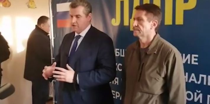 Депутат скандального ЛДПР рассказал жителям Кирилловки, что у него висит в воздухе