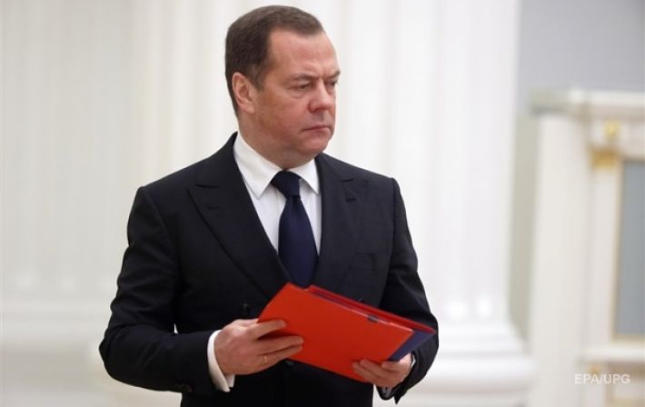 Медведев уже жалуется, что РФ 