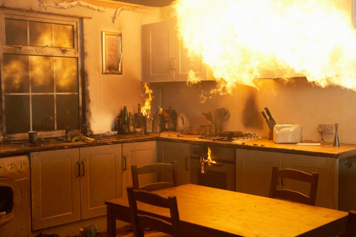 Пожар в доме в поселке Запорожского района тушили 10 спасателей