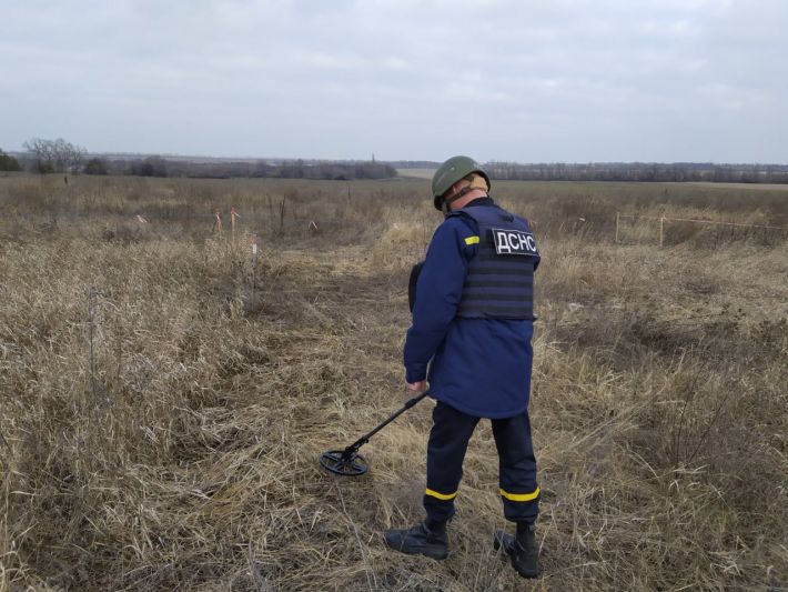 Спасатели обнаружили остатки снаряда «Смерч» возле Запорожья