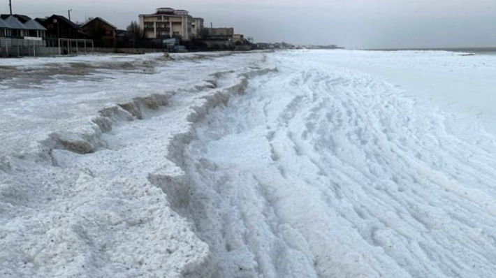 Природная аномалия - в оккупированной Кирилловке замерзло море (фото, видео)